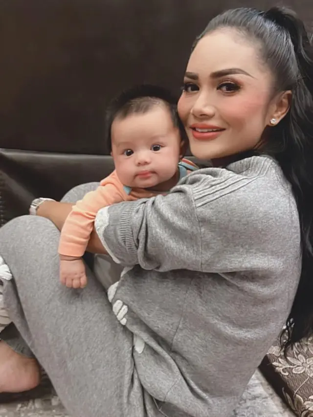 Krisdayanti dan Baby Ameena. (Foto: Instagram/krisdayantilemos)
