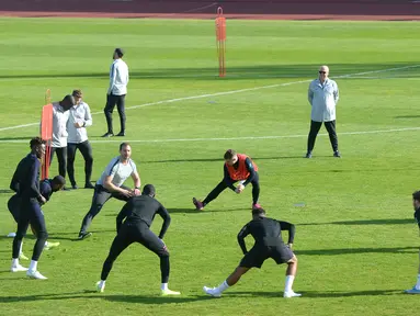 Para pemain Inggris saat mengikuti sesi latihan jelang menghadapi Bulgaria dalam lanjutan penyisihan Grup A kualifikasi Euro 2020 di Praha, Republik Ceko, Minggu (13/10/2019). Three Lions berpeluang memastikan tiket ke Euro 2020 saat menghadapi Bulgaria. (Michal CIZEK/AFP)