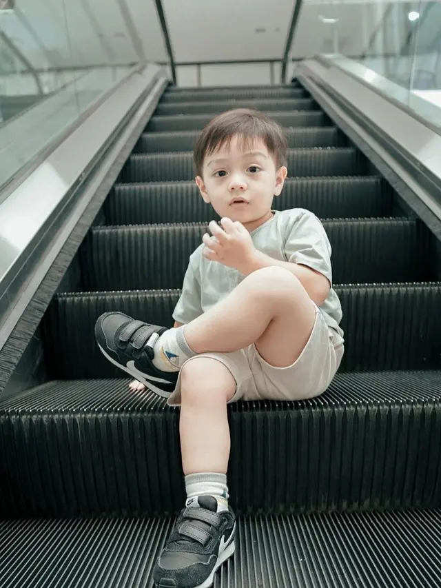 Potret Air Rumi Anak Sulung Irish Bella yang Makin Pintar Bergaya saat di Foto