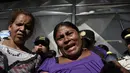 Reaksi anggota keluarga saat mengetahui kebakaran yang terjadi di Panti Virgen de La Asuncion, sebuah asrama penampungan anak-anak di Guatemala, Rabu (8/3). Insiden ini sekarang sedang dalam tahap penyelidikan. (JOHAN ORDONEZ / AFP)