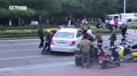 Demi menolong seorang pesepeda yang ditabrak sebuah mobil, warga kota ini bergotong royong mengangkat mobil penabraknya.
