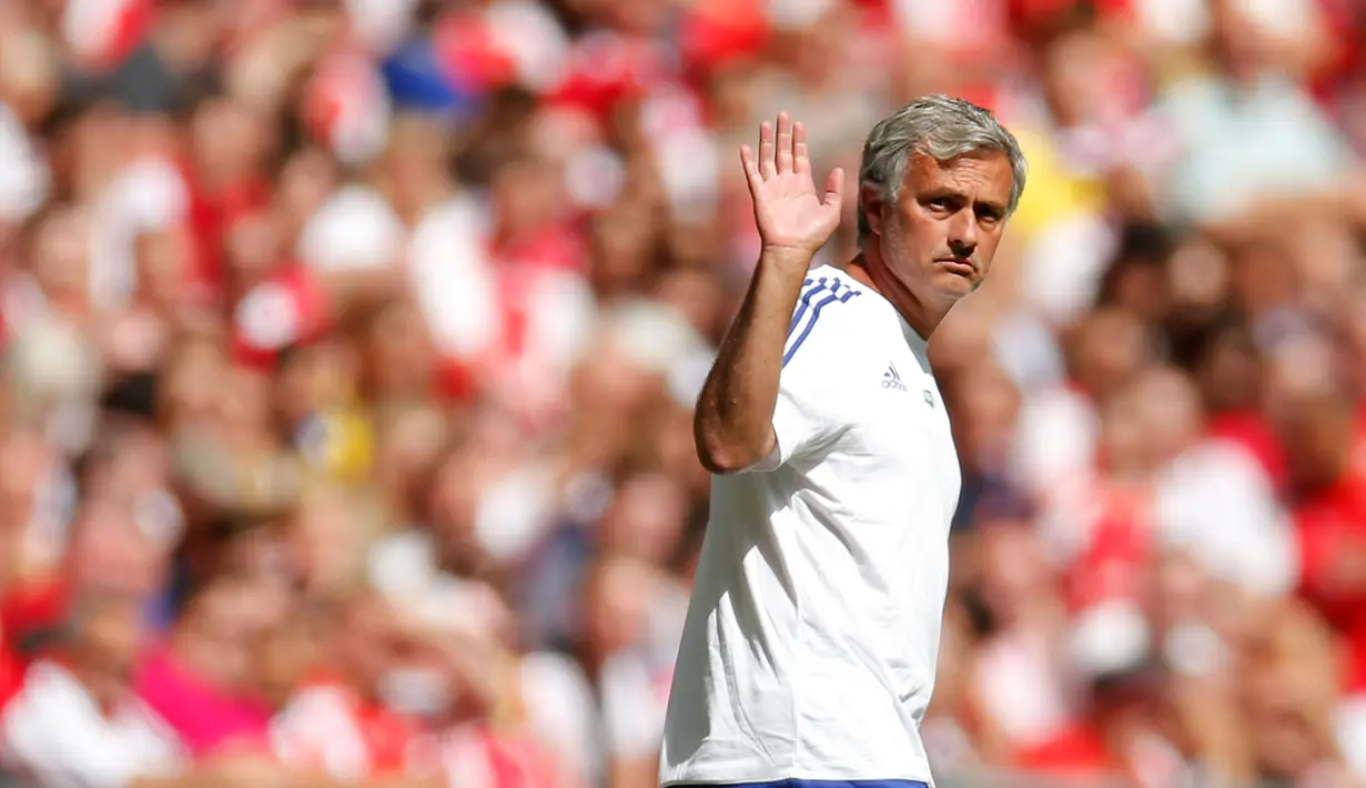 Ekspresi Jose Mourinho melambaikan tangan saat pertandingan Community Shield di Wembley Stadium, Inggris, Minggu (2/8/2015). Chelsea kalah dengan skor 0-1. (Reuters/Andrew Couldridge)