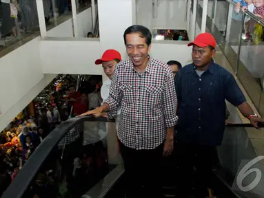 Kehadiran Capres yang diusung oleh PDIP ini membuat pengunjung Mall mendekatinya. Jokowi langsung menjadi pusat perhatian, Mall Bintaro Xchange, Tangerang, Banten (Liputan6.com/Andrian M Tunay)