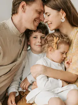 Ciptakan lingkungan rumah yang penuh tawa dan minim tekanan agar anak bisa mengeksplorasi dunia anak dengan hati yang lebih tenang. [Dok/Pexels.com/Vlada Karpovich].