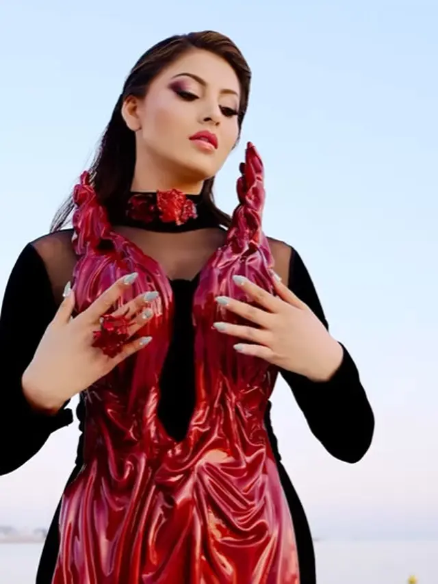 Pesona Glowing Juri Miss Universe, Urvashi Rautela, Kenakan Gaun Makeup Skincare Lokal di Cannes Film Festival