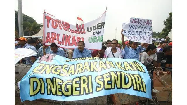 Ribuan supir taksi, bajaj, dan angkutan umum demonstrasi di depan Balai Kota, Jakarta. Mereka protes karena merasa mata pencahariannya dirampas dengan keberadaan transportasi berbasis online.