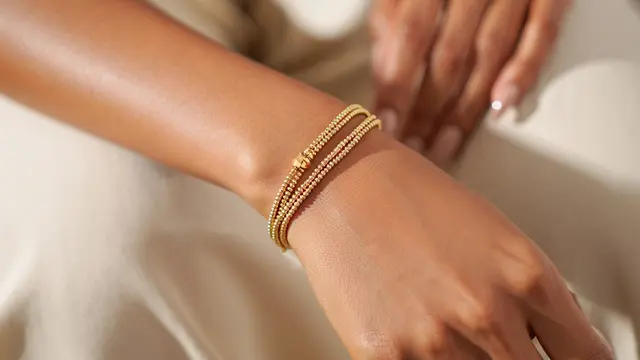 Gelang Emas Minimalis Tipis tapi Tetap Terlihat Mahal (AI)