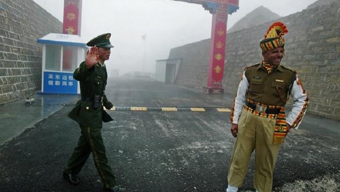 Tentara India dan Tentara China di wilayah perbatasan yang jadi sengketa (Foto:AFP)