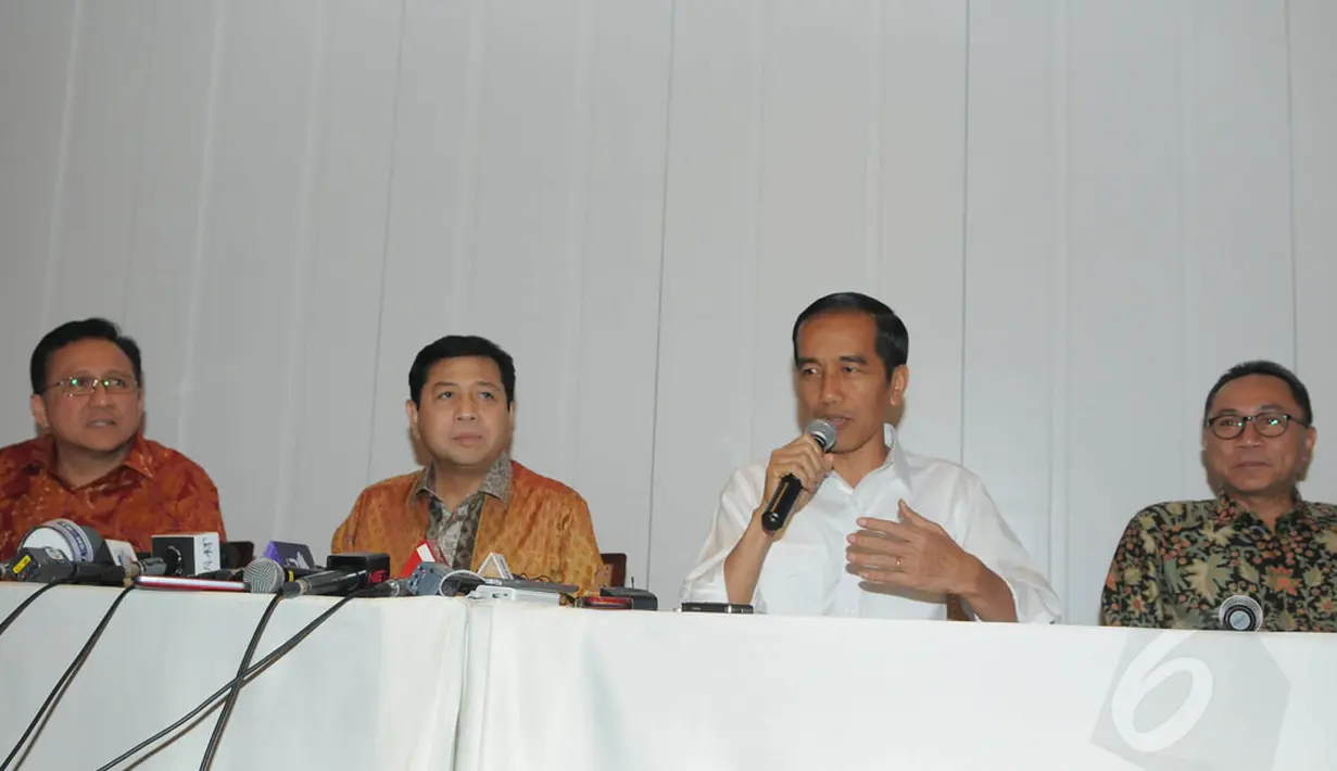 Presiden terpilih Joko Widodo (ketiga dari kiri) memberikan keterangan pada sejumlah pewarta usai mengadakan pertemuan dengan para Ketua Lembaga Tinggi Negara di Jakarta, (10/10/2014). (Liputan6.com/Herman Zakharia)