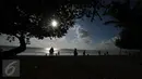 Sejumlah wisatawan menikmati terik matahari di kawasan Pantai Kuta, Bali, 31 Agustus 2015. Pantai Kuta masih menjadi lokasi wisata utama bagi wisatawan yang berkunjung ke Bali. (Liputan6.com/Helmi Fithriansyah)