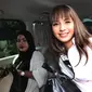 Pemain sinetron Kirana Larasati turun dari mobil saat tiba di Pengadilan Agama Jakarta Selatan, Kamis (15/06). Wanita 29 tahun ini datang dengan mengenakan baju putih. (Liputan6.com/Herman Zakharia)