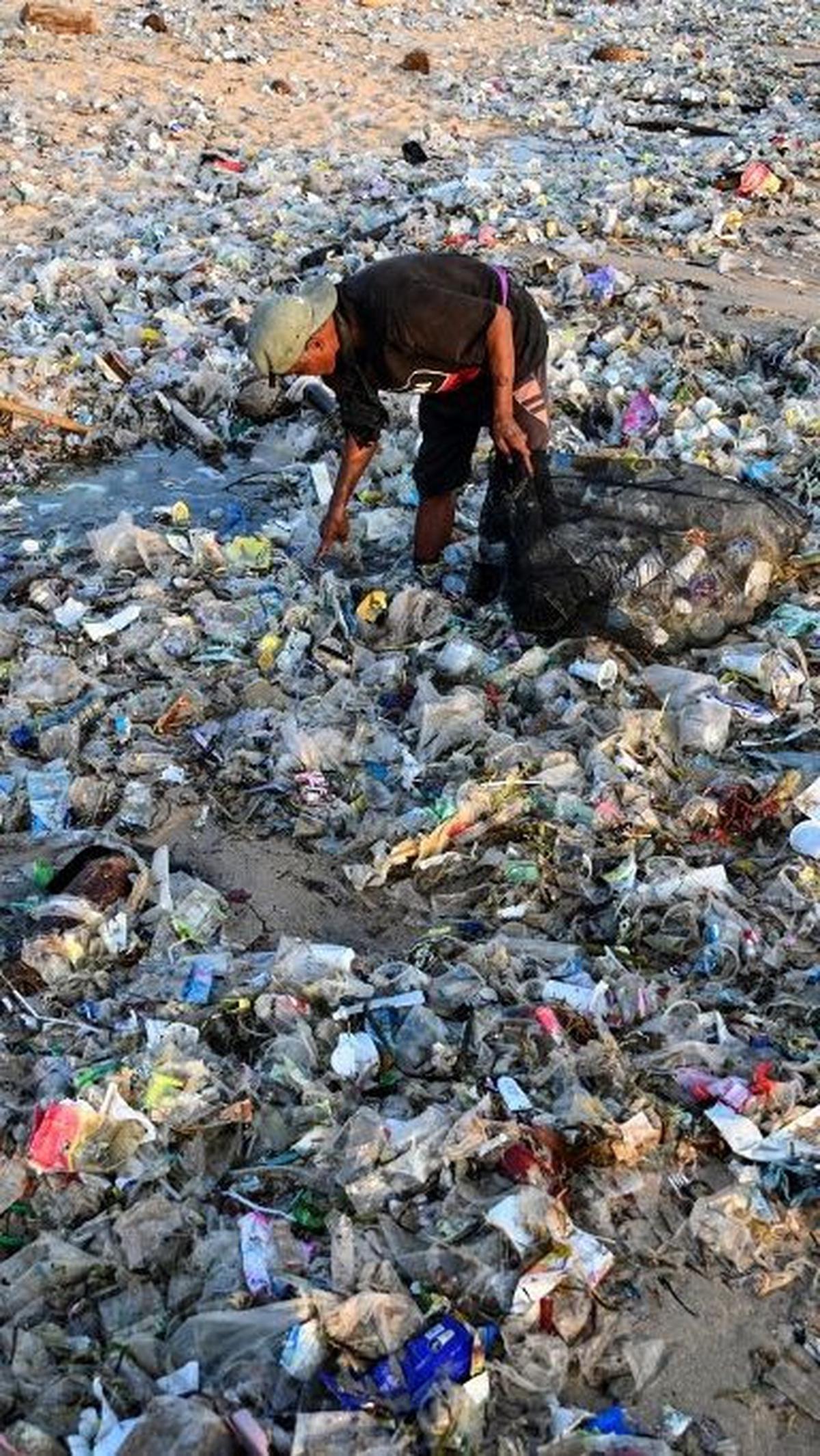 Lautan sampah ini tampak merusak keindahan Pantai Kedonganan yang menjadi salah satu daya tarik wisatwan di Kuta.&nbsp;Sonny Tumbelaka/AFP