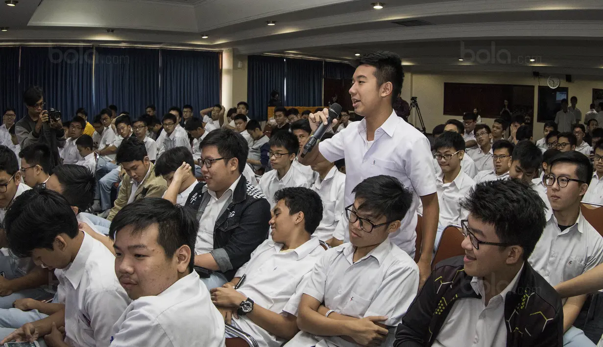 Seorang siswa SMA Kanisius bertanya saat sesi tanya jawab usai nonton bareng laga NBA di Kolese Kanisius, Jakarta, Kamis (19/10/2017). (Bola.com/Vitalis Yogi Trisna)