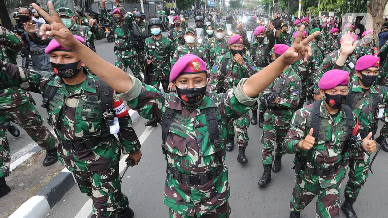 Pendekatan Humanis Marinir TNI AL Halau Massa Pendemo