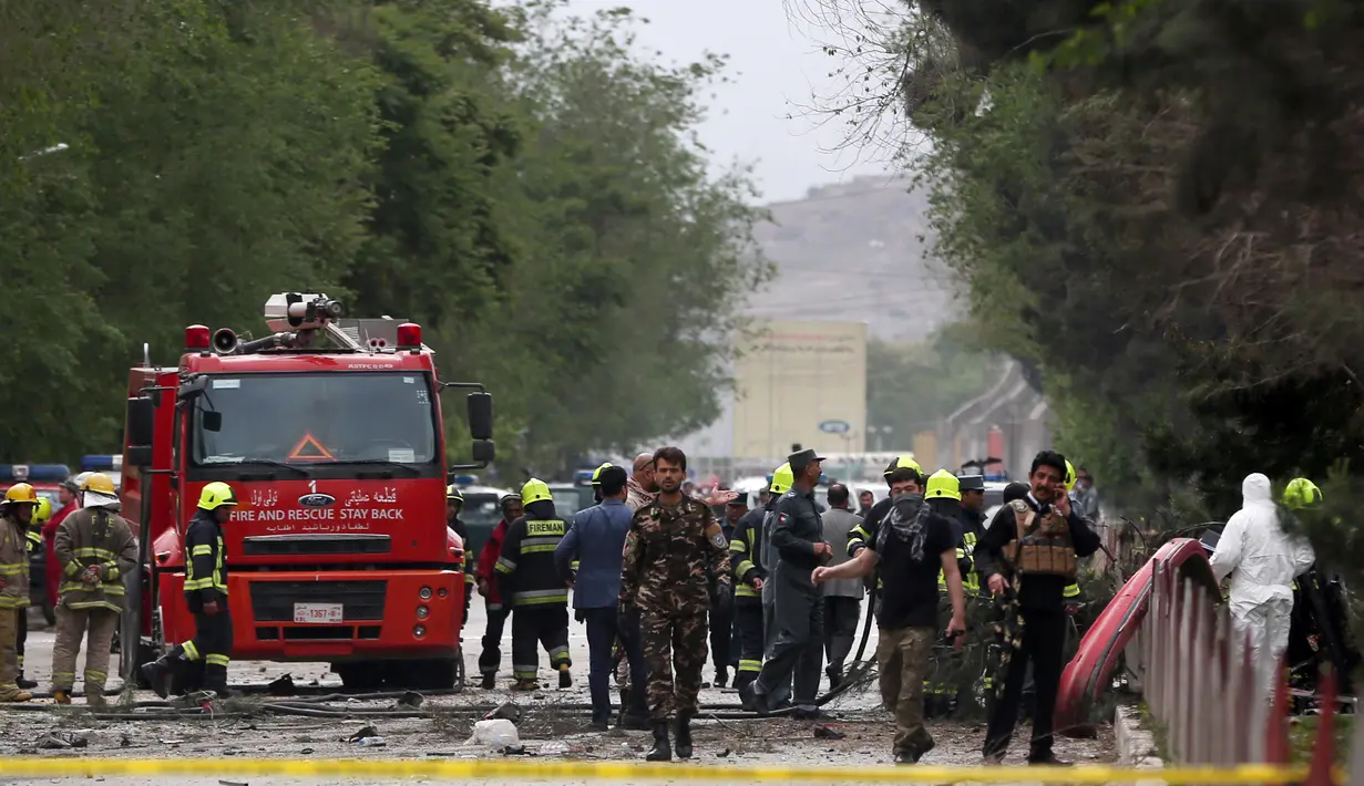 Suasana di sekitar lokasi bom di dekat gedung Kedubes AS di Kabul, Afghanistan, Rabu (3/5). Serangan bom tersebut menewaskan delapan warga sipil dan menyebabkan 25 lainnya luka-luka. (AP Photos / Massoud Hossaini)