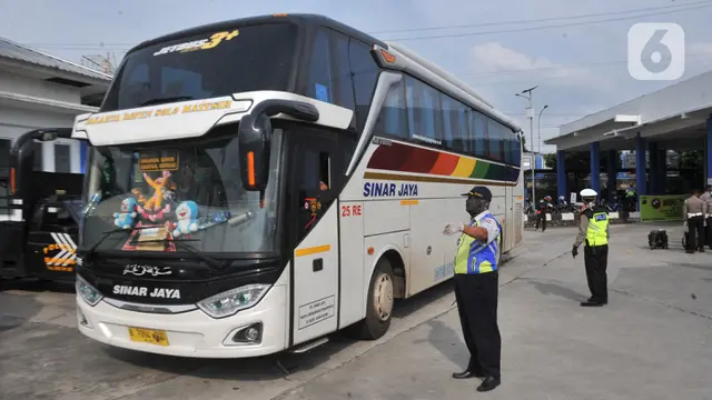 Dirlantas Polda Jateng Sterilisasi Armada Bus yang Masuk Terminal