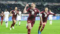 Striker Torino Andrea Belotti merayakan golnya ke gawang AC Milan dalam lanjutan Liga Italia di Stadio Olimpico Grande Torino, Senin (29/4/2019) dini hari WIB. Torino menang 2-0. (Alessandro Di Marco/ansa via AP)