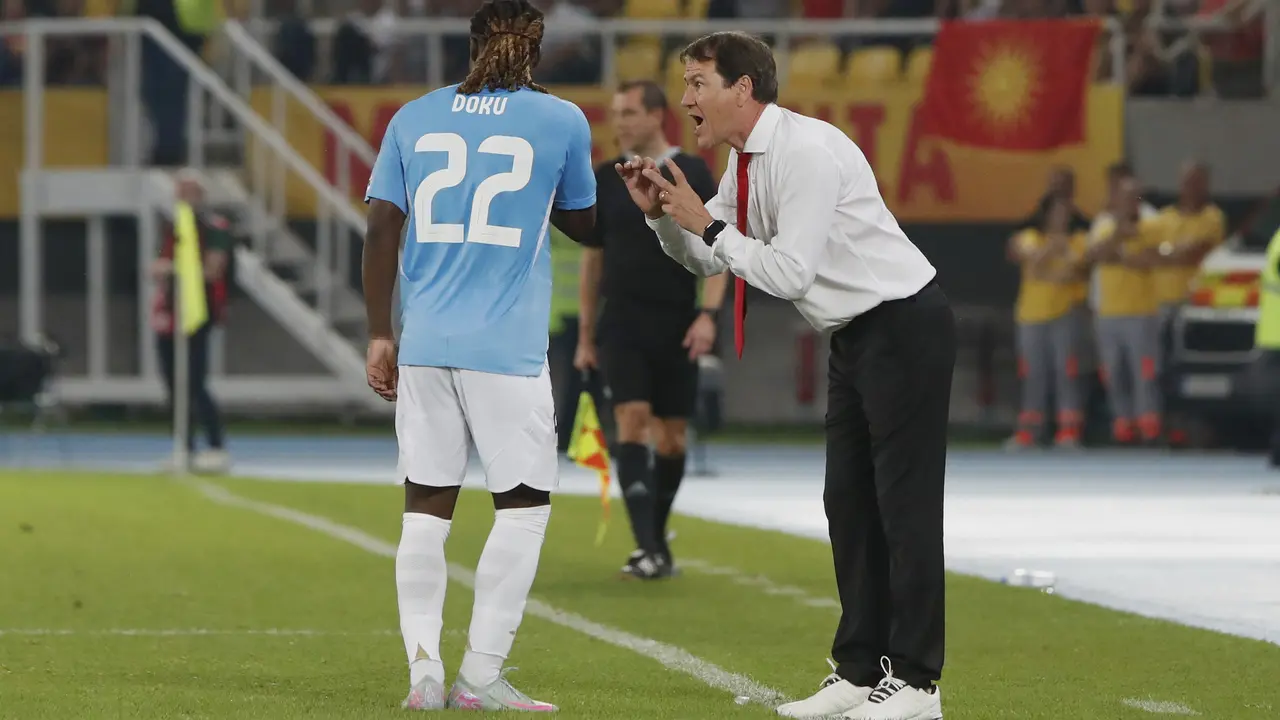 Pelatih Belgia Rudi Garcia memberi instruksi kepada Jeremy Doku