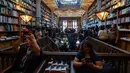 Suasana toko buku Lello di Porto, Portugal, Sabtu (12/1). Bagian dalam toko buku yang dibuka pada tahun 1881 ini berornamen kayu dengan atap kaca yang indah. (MIGUEL RIOPA/AFP)