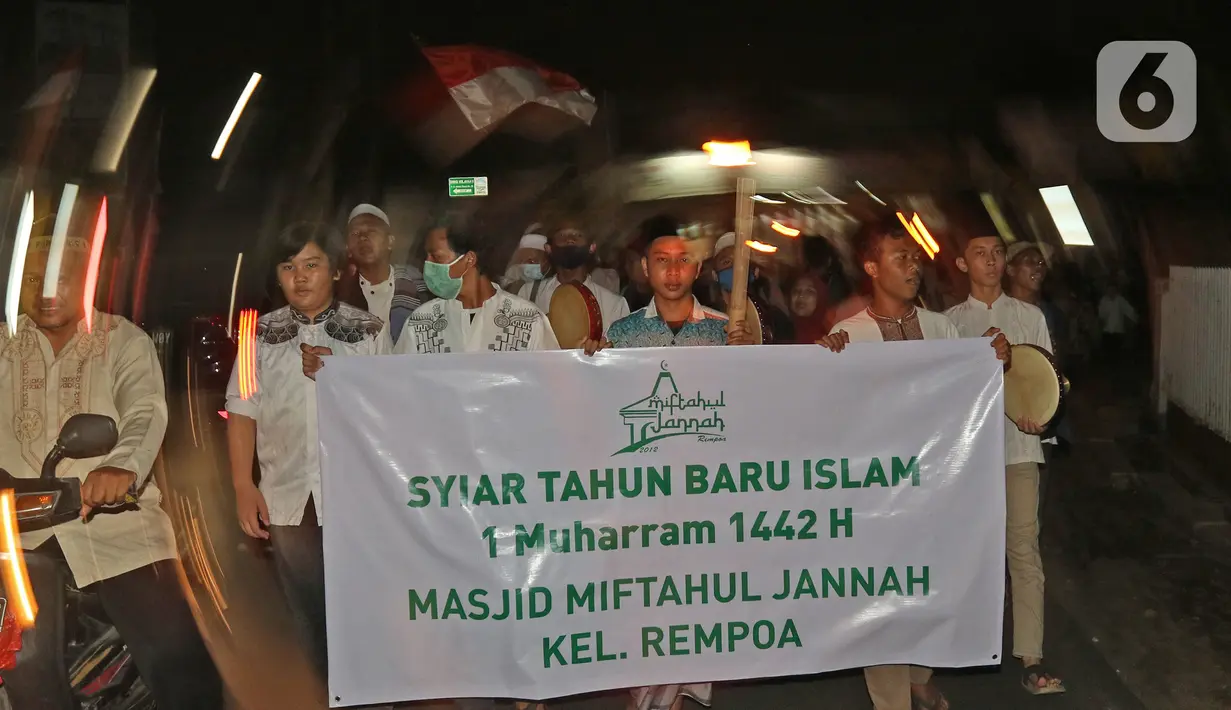 Sejumlah warga saat melakukan pawai obor di Kawasan Rempoa, Tangerang Selatan, Rabu (19/08/2020). Pawai obor tersebut dilakukan dalam rangka menyambut peringatan tahun baru Islam 1 Muharram 1442 H. (Liputan6.com/Herman Zakharia)