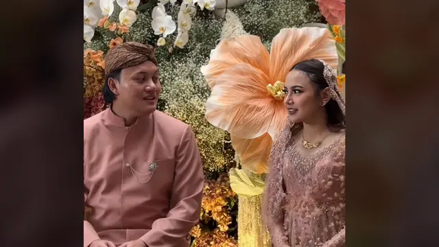 Momen Rizky Febian Bimbing Mahalini Baca Al-Fatihah di Acara 7 Bulanan