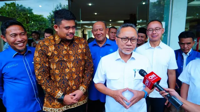 Ketua Umum Partai Amanat Nasional (PAN) Zulkifli Hasan (Zulhas) saat bertemu Wali Kota Medan Bobby Nasution disela kunjungannya di Sumut, pada Jumat (15/12/2023).