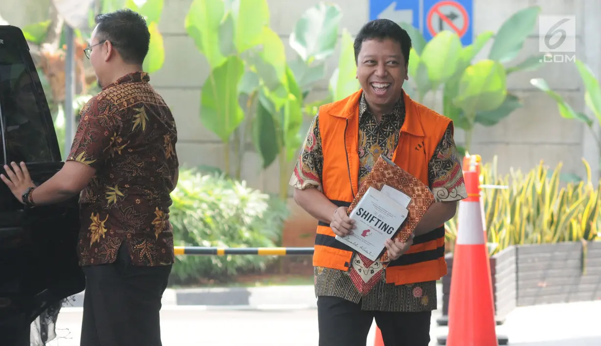Mantan Ketua Umum PPP Muhammad Romahurmuziy alias Rommy tiba untuk menjalani pemeriksaan di Gedung KPK, Jakarta, Rabu (12/6/2019). Pemeriksaan Rommy dilakukan usai pembantarannya dicabut dari RS Polri Kramat Jati. (merdeka.com/Dwi Narwoko)