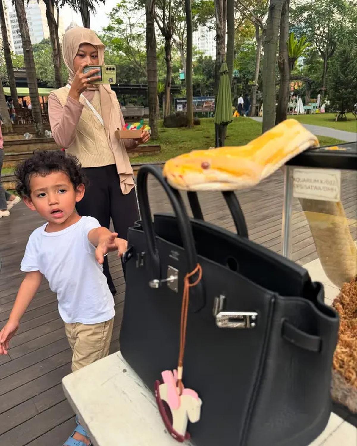 Foto-Foto Jessica Iskandar dan Vincent Verhaag Ajak Anak ke Kebun Binatang, Sederhana Tapi Bikin Bahagia