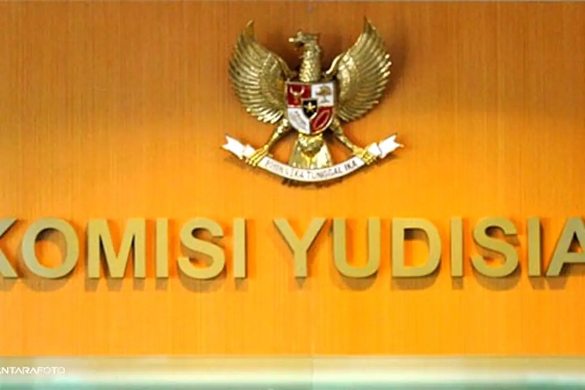 komisi-yudisial-plang-131002b.jpg