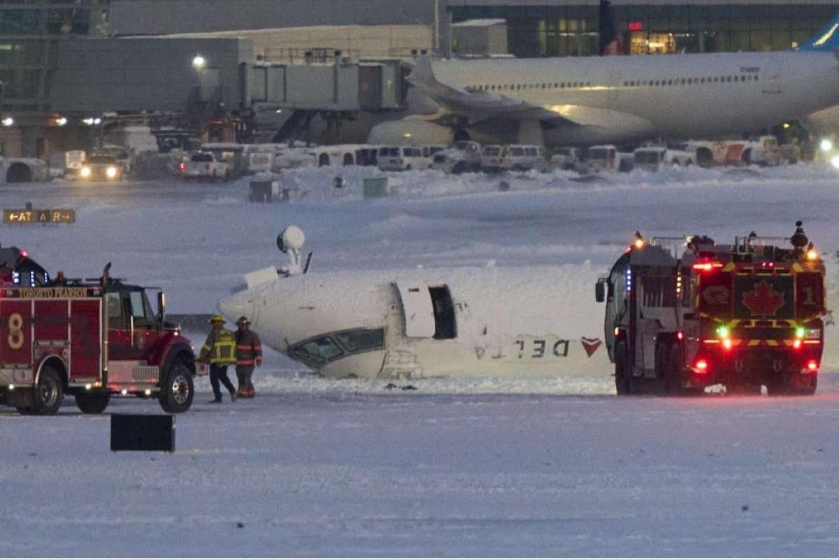 Pesawat Delta Airlines terbalik saat mendarat di Bandara Toronto Kanada