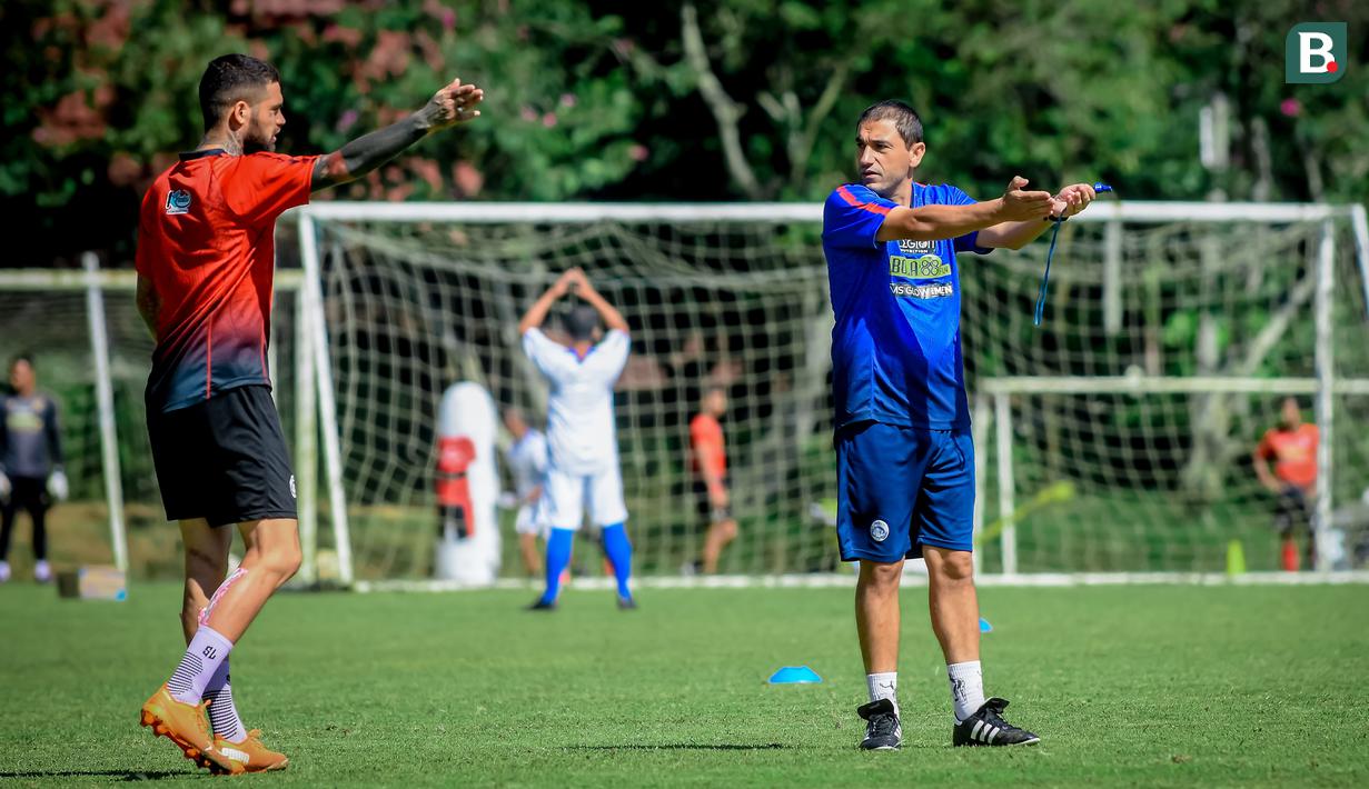 Selama pemusatan latihan, Pelatih Arema FC, Eduardo Almeida menyiapkan taktik dan semuanya untuk pertandingan melawan Persija Jakarta yang akan berlangsung pada 17 Oktober 2021 di Stadion Manahan, Solo. (Bola.com/Iwan Setiawan)