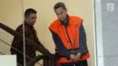 Direktur Keuangan PT Angkasa Pura (AP) II Andra Y Agussalam (kanan) mengenakan rompi tahanan saat tiba di Gedung KPK, Jakarta, Rabu (25/9/2019). Andra diperiksa untuk melengkapai berkas terkait dugaan menerima suap proyek pengadaan baggage handling system (BHS). (merdeka.com/Dwi Narwoko)