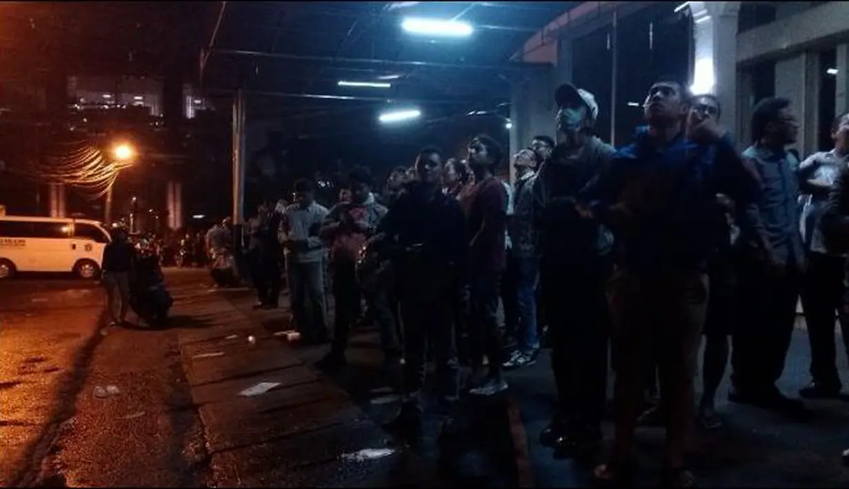 Puluhan warga melihat dari kejauhan Wisma Kosgoro yang terbakar, Jakarta, Senin (9/3/2015). Tingginya gedung dan hembusan angin yang kencang membuat api sulit untuk dipadamkan (Twitter.com)