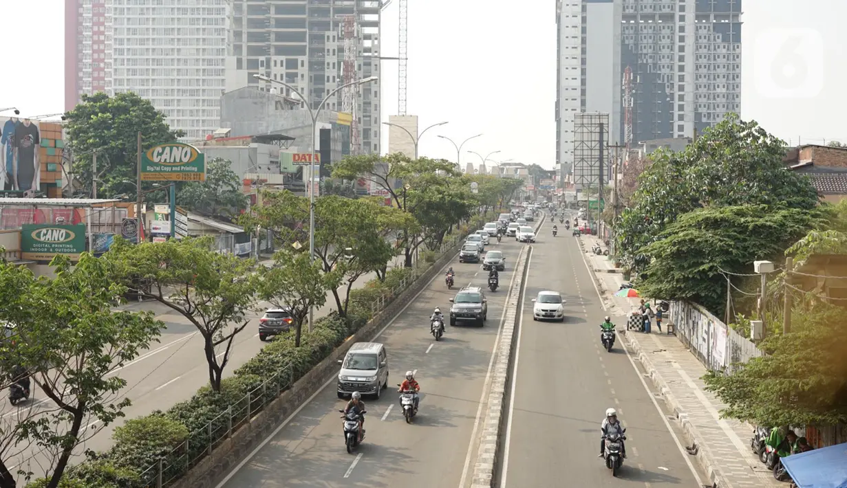 Kendaraan melintas di Jalan Margonda Raya, Depok, Jawa Barat, Sabtu (25/7/2020). Penerapan tilang elektronik di Kota Depok diberlakukan untuk menekan pelanggaran lalu lintas. (Liputan6.com/Immanuel Antonius)
