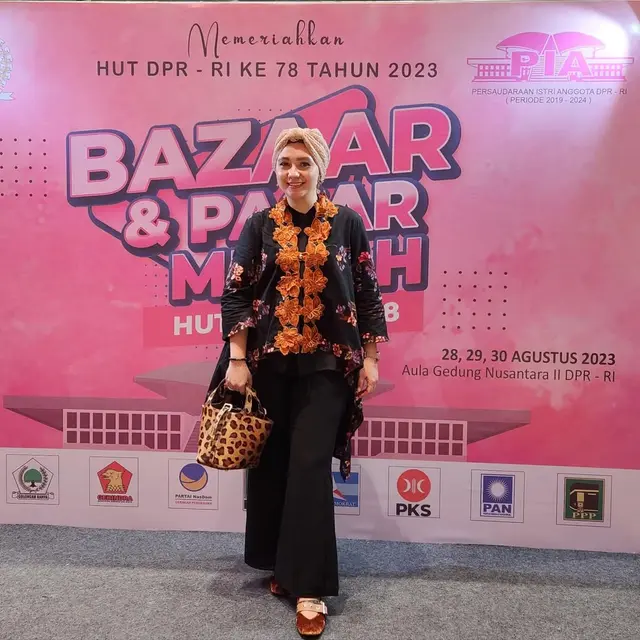 Potret Viona Istri Eko Patrio saat Pakai Batik dan Hijab Turban, Tampilan Elegan dan Modis