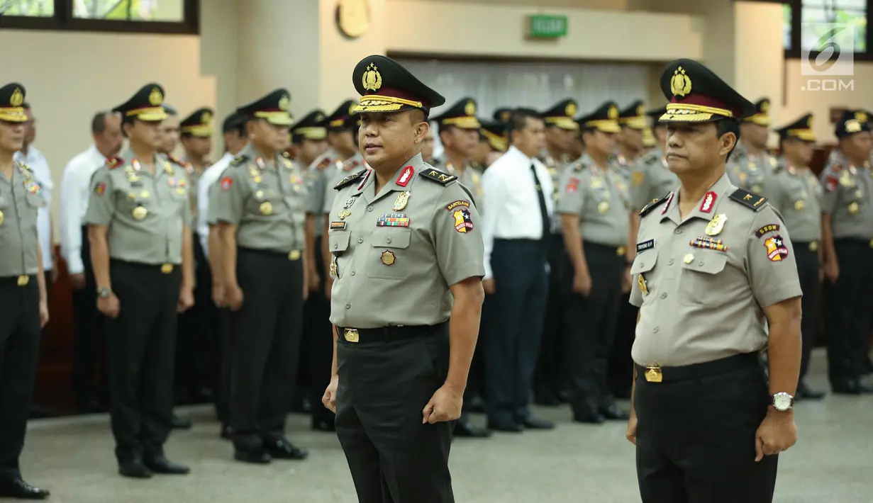 Irjen Pol Yazid Fanani dan Brigjen Pol Triyono Basuki Pujono mengikuti upacara kenaikan pangkat di Rupatama Mabes Polri, Jakarta, Jumat (21/7). Kapolri Jenderal Tito Karnavian menjadi inspektur upacara dalam sertijab tersebut. (Liputan6.com/Faizal Fanani)