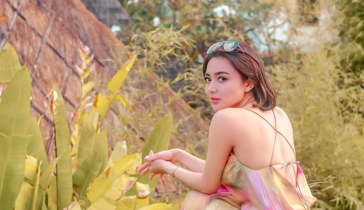 Saat kenakan baju backless pun semakin memancarkan pesona Wika Salim. (FOTO: instagram.com/wikasalim)
