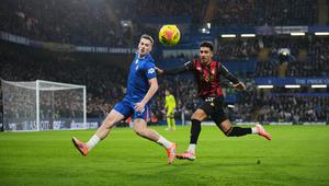 Pemain Chelsea, Liam Delap (kiri), berebut bola dengan pemain Bournemouth, James Hill, pada laga Premier League/Liga Inggris antara Chelsea vs Bournemouth di London, Inggris, Selasa, 30 Desember 2025. (AP Photo/Kin Cheung)