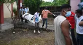 Petugas kesehatan membawa jenazah korban banjir bandang untuk dikremasi di luar kamar jenazah di distrik Chitwan, Nepal, Senin, 31 Agustus 2026. (AFP/ Prakash Mathema)