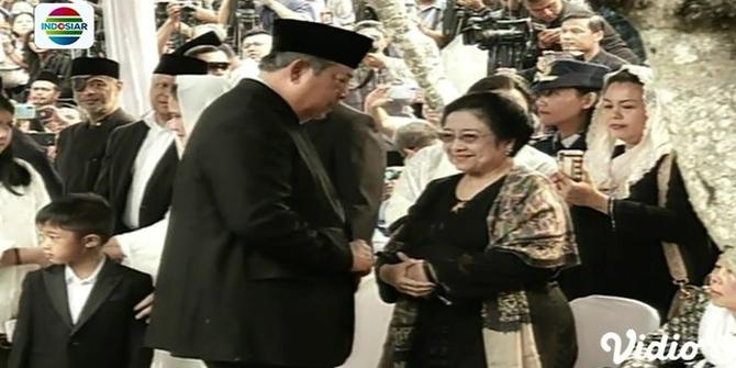 Momen Hangat SBY dan Megawati di Pemakaman Ani Yudhoyono