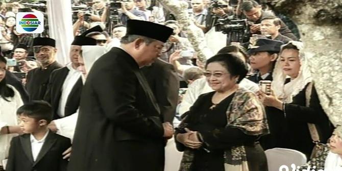 Momen Hangat SBY dan Megawati di Pemakaman Ani Yudhoyono