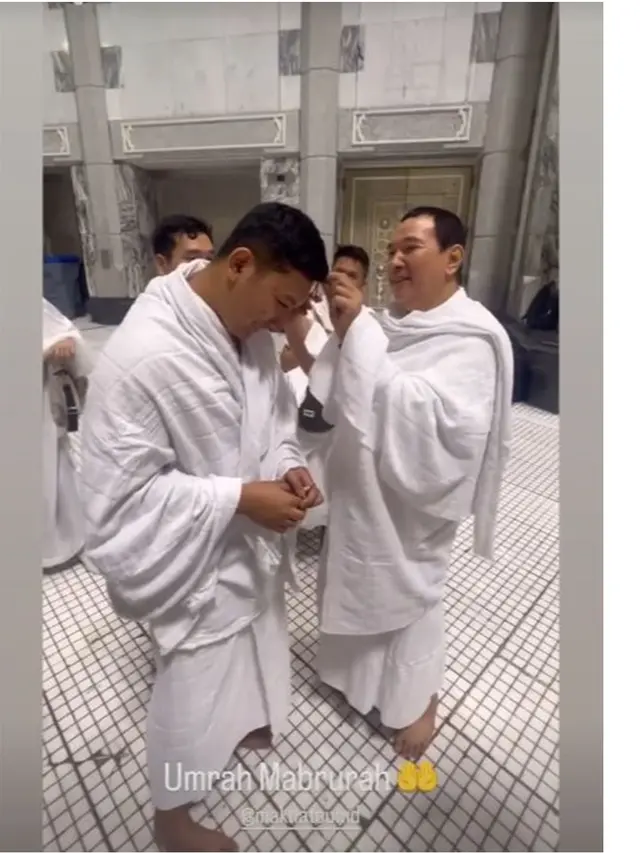 6 Momen Tommy Soeharto Potong Rambut Darma Mangkuluhur saat Umrah, Penuh Kehangatan