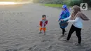Penduduk setempat menyebutnya pasiran. Setiap tahunnya, ada 40 sarang telur penyu yang ditemukan dan diambil telurnya. Di setiap sarang biasanya terdapat 100 butir telur. (merdeka.com/Arie Basuki)
