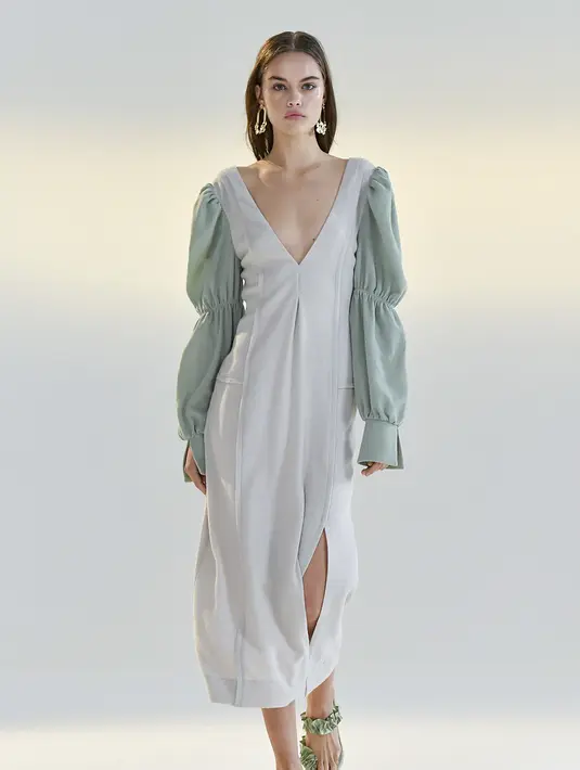 Model memeragakan kreasi busana dari koleksi Musim Semi/Panas 2021 Vivienne Hu dalam ajang New York Fashion Week (NYFW) di New York, Amerika Serikat, 15 September 2020. Di tengah pandemi COVID-19, sebagian besar peragaan busana dalam NYFW tahun ini digelar secara daring. (Xinhua/Mike Coppola)