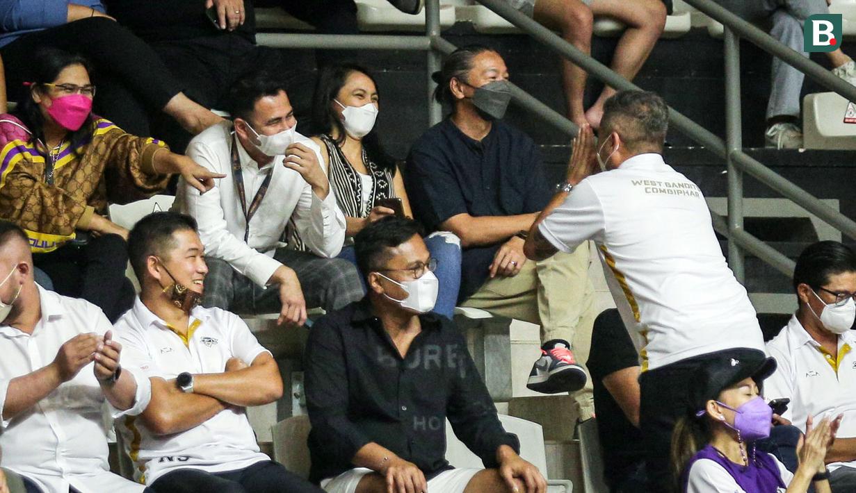 Tidak ketinggalan Gading Martin dan Rafi Ahmad yang juga merupakan bos dari klub basket IBL tersebut turut datang mendukung timnya masing-masing. (Bola.Com/Bagaskara Lazuadi)