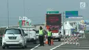 Petugas memberi informasi pemudik saat penutupan jalur fungsional tol Brebes-Batang, Jawa tengah, Rabu (21/6). Penutupan tersebut disebabkan menumpuknya kendaraan menuju jalur fungsional tol Brebes-Batang. (Liputan6.com/Gempur M Surya)