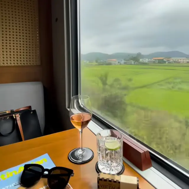 Suasana gerbong kereta mewah Vietnam oleh operator Anantara. (Dok: IG @thevietage)