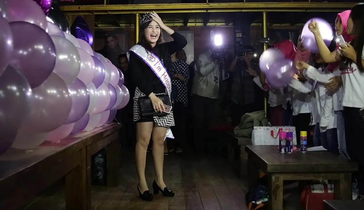 Prillvers atau penggemar setia Prilly memberikan kejutan saat Prilly keluar dari gedung. Setelah itu, kejutan juga didapat dari orangtua, yang memberikan kado tas bermerek terkenal saat sampai di rumah. (Bambang E. Ros/Bintang.com)