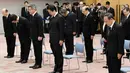 Perdana Menteri Jepang Shinzo Abe (tengah) saat memperingati gempa bumi dan tsunami 2011 di Tokyo, Jepang, Rabu (11/3/2020). Gempa 9,0 magnitudo yang menyebabkan tsunami pada 11 Maret 2011 itu menyebabkan sekitar 15 ribu orang tewas. (Yoshitaka Sugawara/Kyodo News via AP)