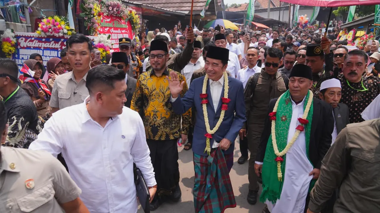 Presiden ke-7 RI Joko Widodo menghadiri acara khitanan anak pengasuh Yayasan Al-Busthomi KH Muhammad Busthomi atau sering disapa Ustadz Ujang Busthomi, Sabtu (12/9/2026) (Istimewa)